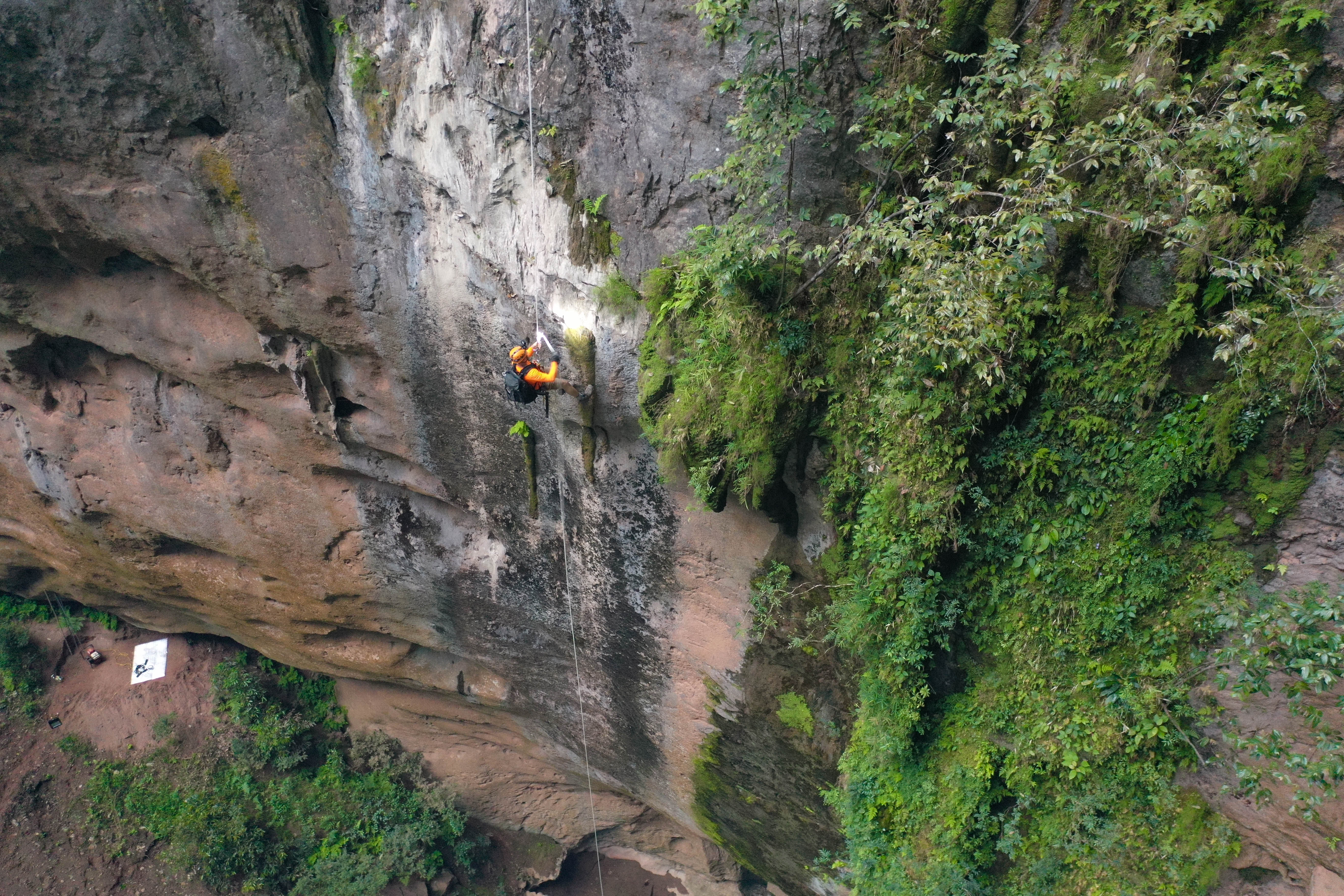 Tour khám phá mạo hiểm đỉnh cao hố sụt Kong 5N4Đ